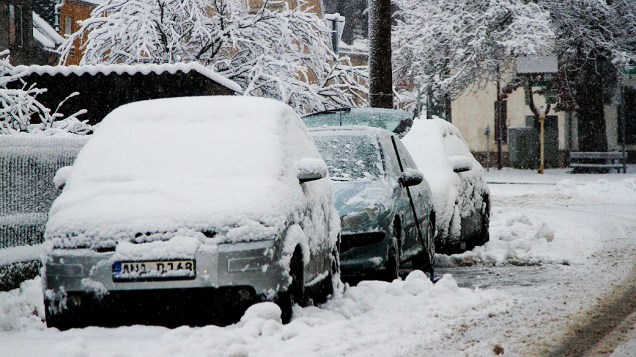 Nevasca deixa carros cobertos de neve, em Schlettau, na Alemanha