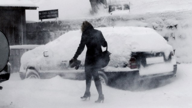 Uma mulher tenta caminhar sob uma intensa nevasca que já deixou mais de 20 cm de neve, em Navarra na Espanha