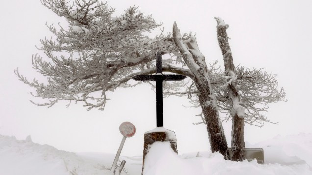 A forte nevasca que caiu em Santa Etienne deixou a paisagem completamente branca, na França