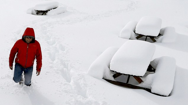 Homem caminha em um parque após nevasca deixar mais de 60 cm de neve na região de Navarra, na Espanha