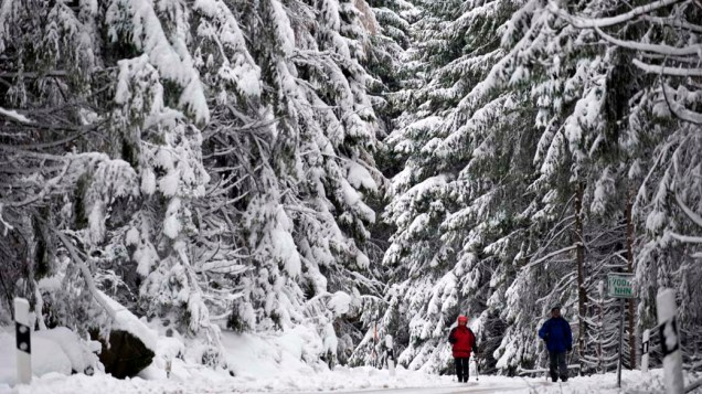 Alpinistas na Alemanha, onde a neve atingiu cerca de 70 centímetros na manhã desta terça-feira