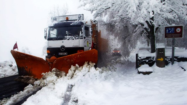 Caminhão retira neve em rodovia próximo a cidade de Lugo, na Espanha