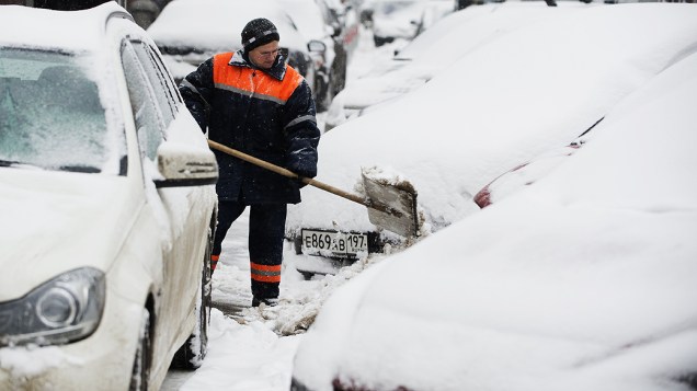 Homem limpa rua coberta por neve em Moscou. O mau tempo, que deve durar até a sexta-feira (30), cancelou mais de 70 voos e causou transtornos em estradas