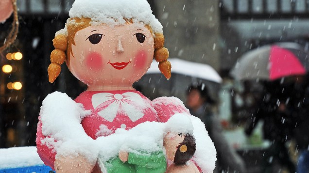 Neve cobre bonecos de madeira do enfeite natalino de um mercado em Chemnitz, no leste da Alemanha