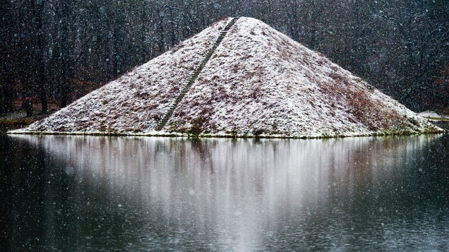 Neve formando pirâmide no parque Fuerst-Pueckler, na Alemanha