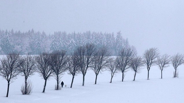 Homem andando em caminho coberto por neve, na Alemanha