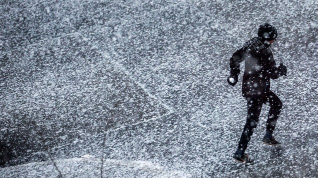 Garoto correndo com bola de neve nas mãos, em Berlin