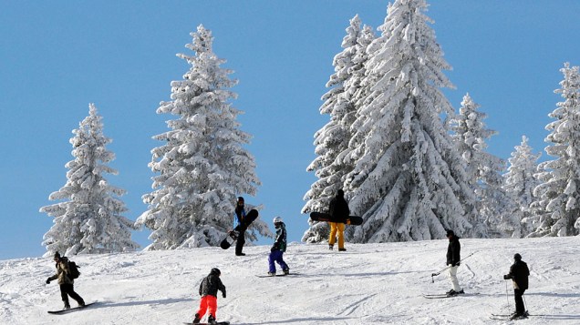 Esquiadores descem a montanha Feldberg, na Alemanha