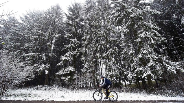 Ciclista passeia durante nevasca, na Holanda