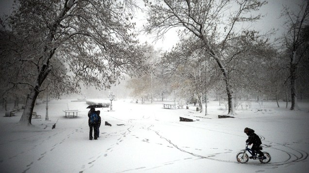 Garoto brinca em parque coberto de neve, na Bulgária
