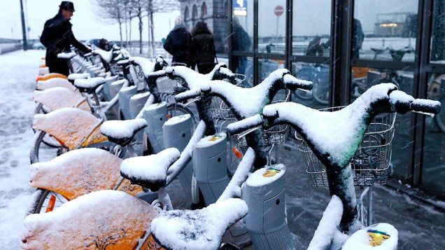 Bicicletas ficam cobertas de gelo em Bruxelas, na Bélgica