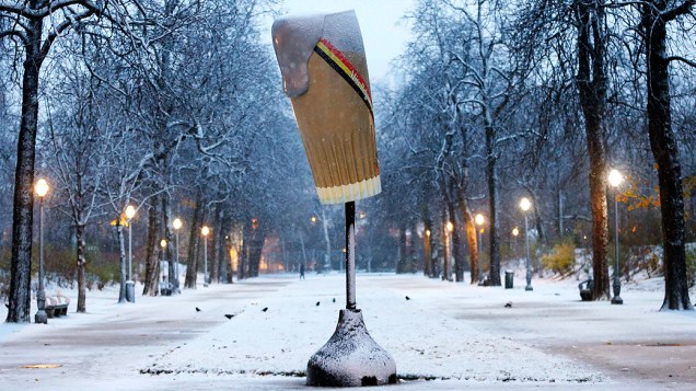Escultura representando um copo gigante de cerveja é visto em um parque enquanto a neve cai no centro de Bruxelas na Bélgica