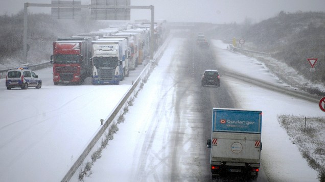 Na França, caminhões saem da rodovia e ficam estacionados por razões de segurança devido a queda de neve na região