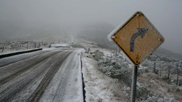 Neve cobre estrada em Urubici, na Serra Catarinense. O local foi um dos mais afetados pelas baixas temperaturas - Alvarélio Kurossu/Ag. RBS/Folhapress