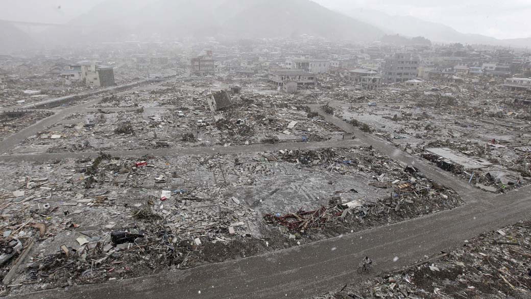 Cidade costeira de Ofunato devastada pelo tsunami, Japão