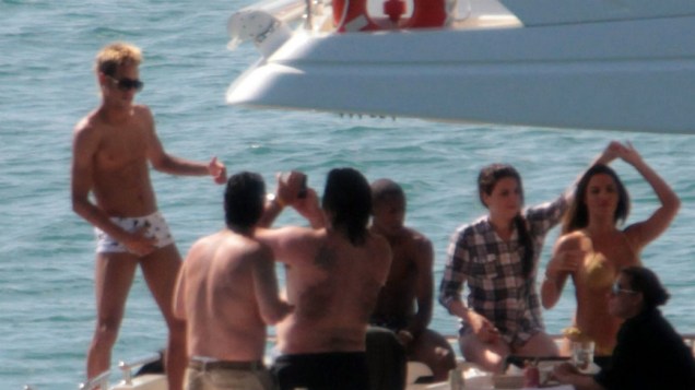 O roteiro das celebridades ao mar: poses e gestos ousados, na linha Rihanna