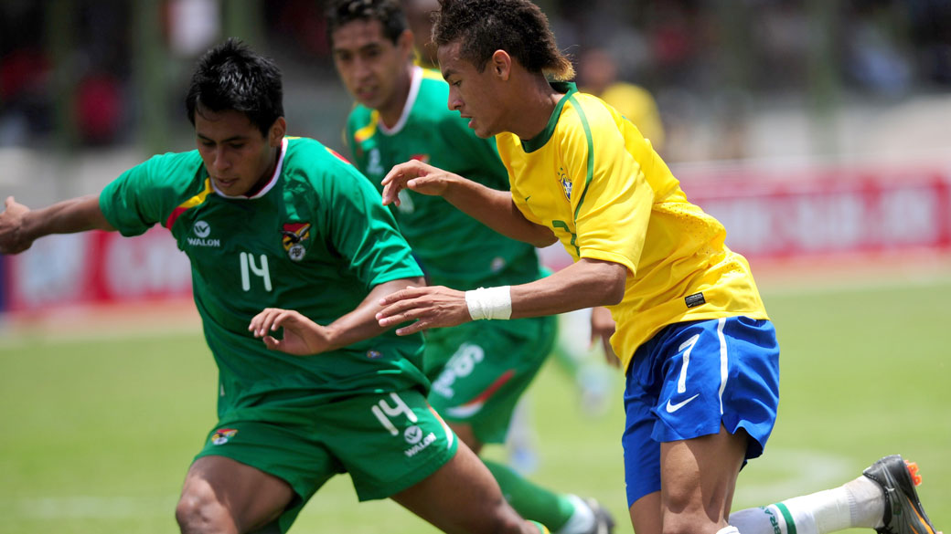 Neymar disputa a bola em jogo da seleção brasileira sub-20 contra a Bolívia - 23/01/2011
