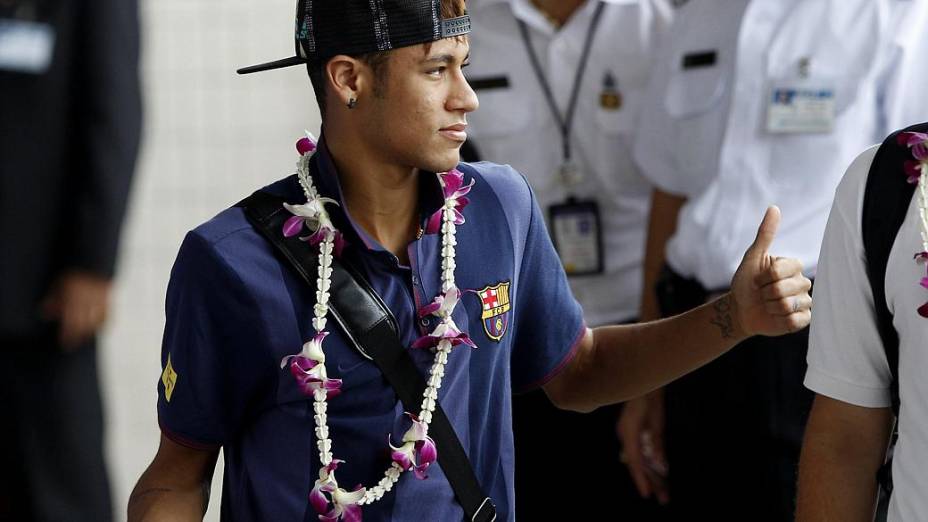 Neymar é recebido com colar de flores no Aeroporto Internacional Don Muang, em Bangcoc