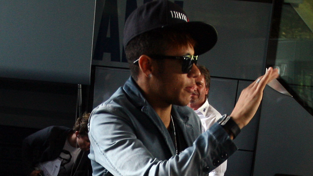 Neymar chega ao hotel na Basileia, na Suíça