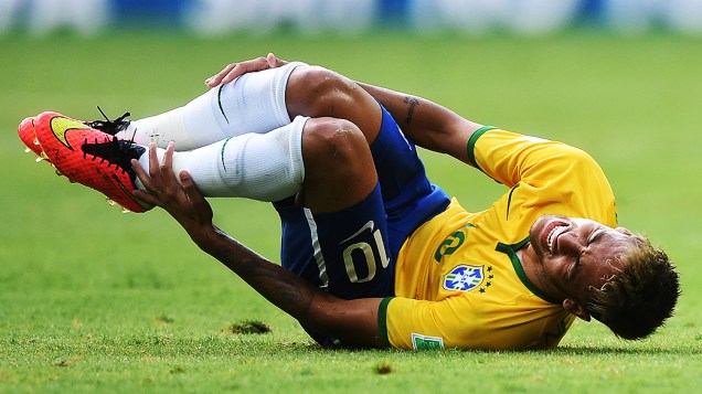 Neymar cai em campo após sofrer falta no jogo contra o México no Castelão, em Fortaleza