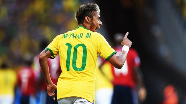 Neymar comemora gol do Brasil marcado por Thiago Silva contra a Colômbia no Castelão, em Fortaleza