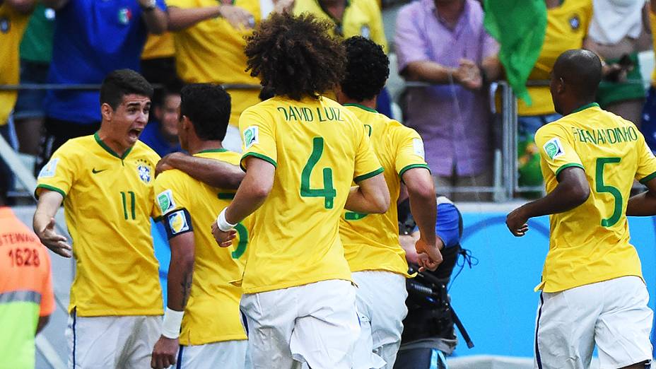 Jogadores do Brasil comemoram gol contra a Colômbia no Castelão, em Fortaleza