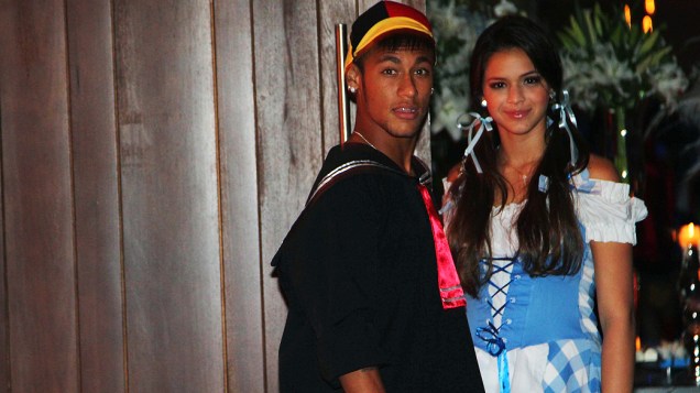 Com a namorada, a atriz Bruna Marquezine, Neymar foi vestido de Quico, do seriado “Chaves”, à festa de aniversário de 30 anos do cantor Thiaguinho