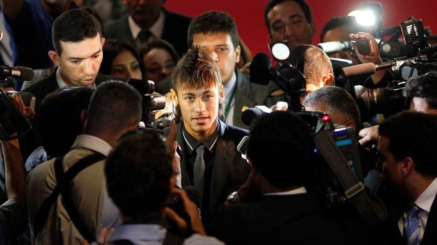 Neymar é cercado pela imprensa após sessão solene em homenagem ao centenáro do Santos na Câmara dos Deputados em Brasília