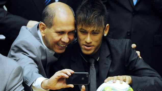 Senador Aníbal Diniz posa para foto com Neymar durante sessão em homenagem ao centenário do Santos na Câmara dos Deputados em Brasília