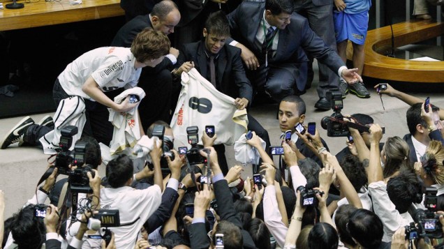 Neymar é cercado pela imprensa durante sessão solene em homenagem ao centenáro do Santos na Câmara dos Deputados em Brasília