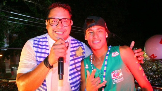 Neymar canta com Xanddy em trio elétrico em Salvador