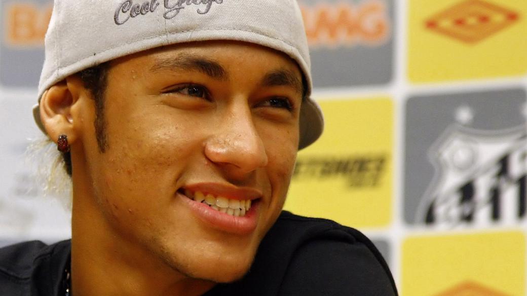 Neymar no entrevista coletiva em que anunciou sua renovação de contrato com o Santos até 2014