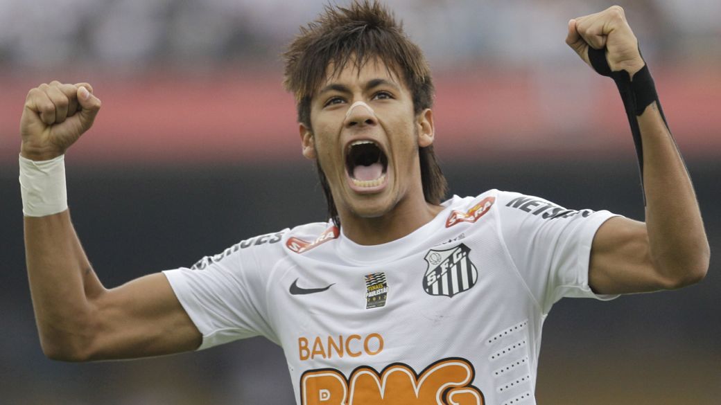 Neymar comemora no Morumbi: o craque é tricampeão paulista
