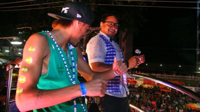 Neymar dança com Xanddy em cima de trio elétrico em Salvador