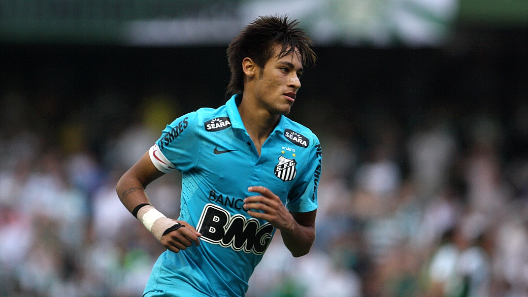 Neymar comemora o 2º gol do Santos durante partida entre Coritiba X Santos válida pelo Campeonato Brasileiro, realizado no Estádio Couto Pereira