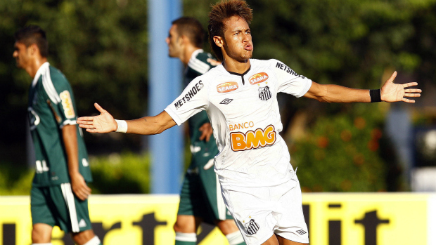 Neymar, do Santos, marca gol e comemora durante partida entre Santos e Palmeiras