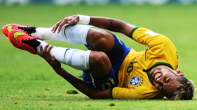 Neymar cai em campo após sofrer falta no jogo contra o México no Castelão, em Fortaleza