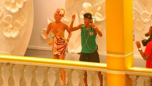 Neymar e Adriane Galisteu em camarote no carnaval de Salvador