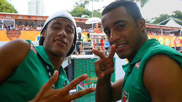 Neymar e Lucas em Salvador, sobre trio elétrico, no domingo de Carnaval