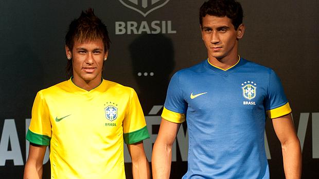 Neymar e Paulo Henrique Ganso apresentam a nova camisa da seleção brasileira