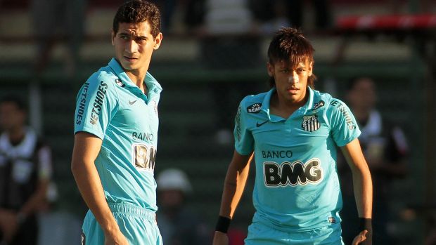 Neymar e Paulo Henrique Ganso em ação diante do jogo entre Santos e Portuguesa