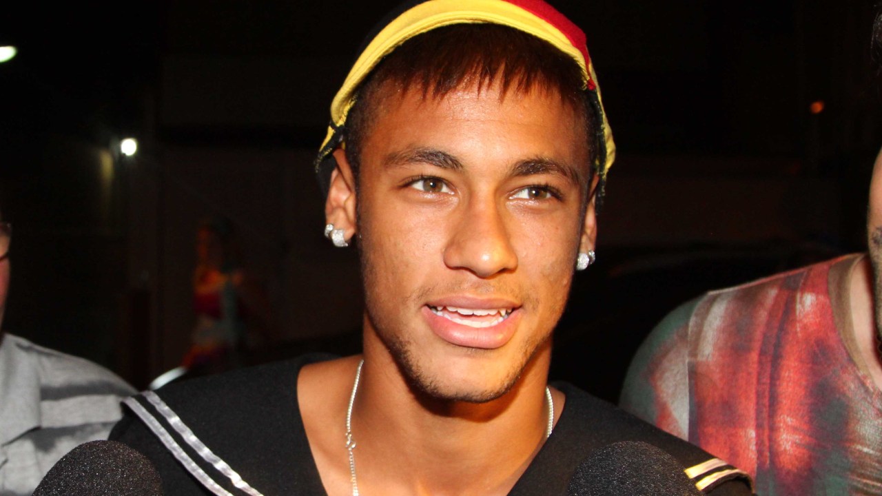 Neymar vai à festa fantasiado de Quico