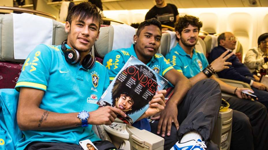 Neymar, Alex Sandro e Pato no embarque para Londres