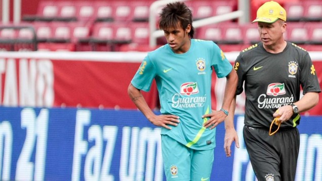 Mano Menezes e Neymar no treino para o jogo contra os Estados Unidos, nesta quarta, em Washington