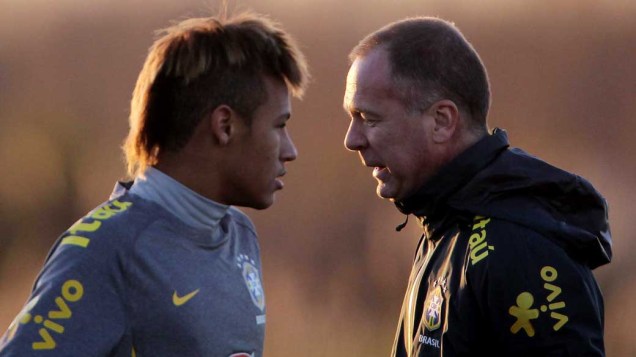 Neymar e Mano Menezes durante treino da Seleção Brasileira em Los Cardales, Argentina