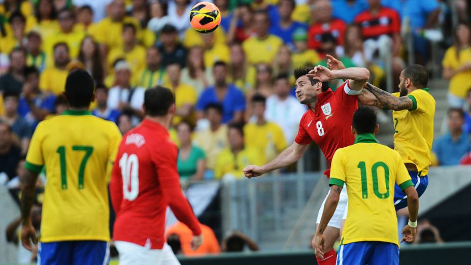 Neymar em lance durante o amistoso contra Inglaterra na reinauguração do Maracanã, neste domingo (02)