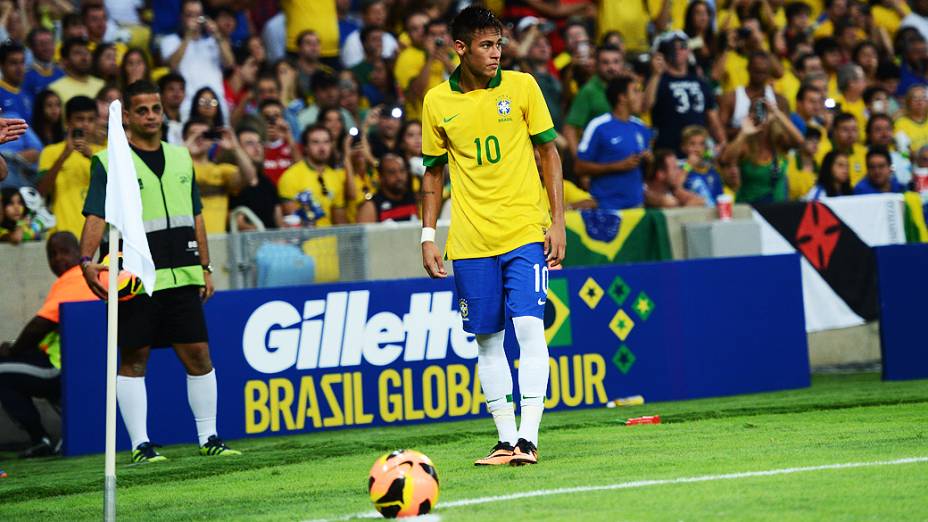 Neymar em lance durante o amistoso contra Inglaterra na reinauguração do Maracanã, neste domingo (02)