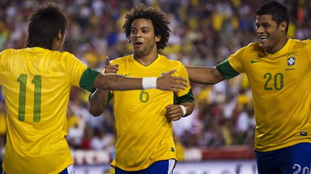 Neymar e Hulk abraçam Marcelo, autor do terceiro gol do Brasil no amistoso contra os EUA, na quarta-feira, em Washington