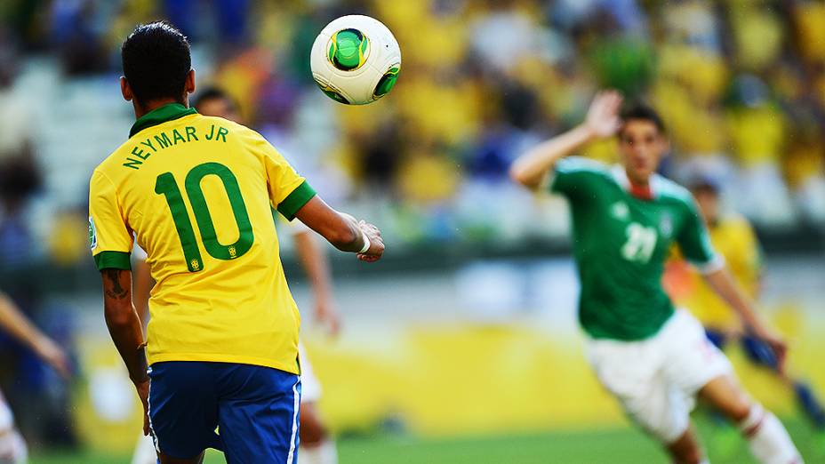 Neymar em lance durante a partida do Brasil contra o México, em Fortaleza