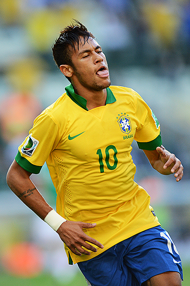 Neymar marca o primeiro gol do Brasil na partida contra o México, nesta quarta-feira (19) em Fortaleza